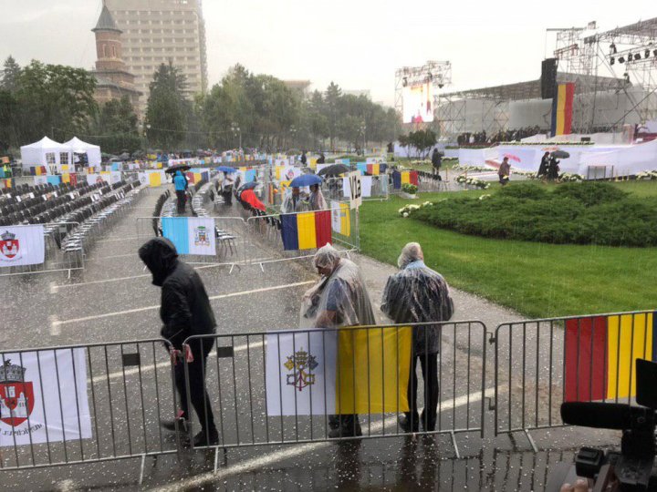 Vreme rea la Iași, acolo unde este așteptat Papa. Plouă cu grindină (FOTO/VIDEO)