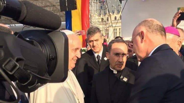 Premierul Pavel Filip a dat mâna cu Papa Francisc, la Iaşi