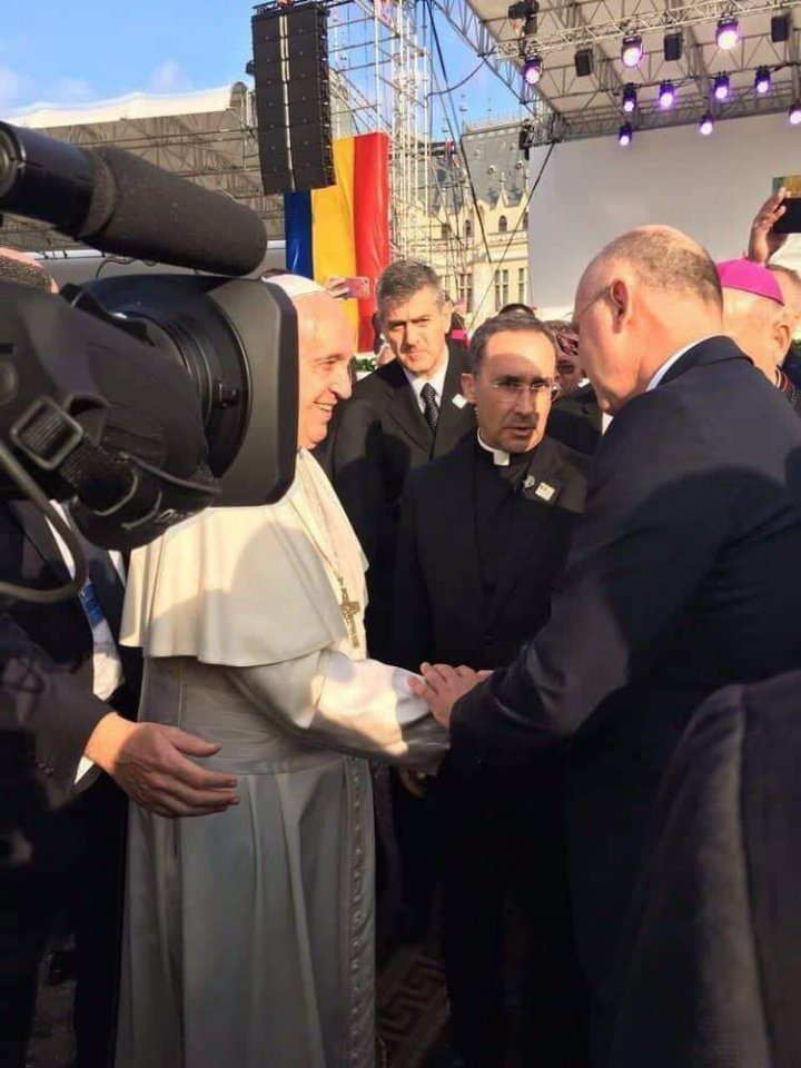 Premierul Pavel Filip a dat mâna cu Papa Francisc, la Iaşi