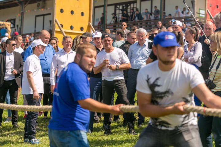 MOMENTE INEDITE: Vlad Plahotniuc şi Pavel Filip joacă tenis (VIDEO)