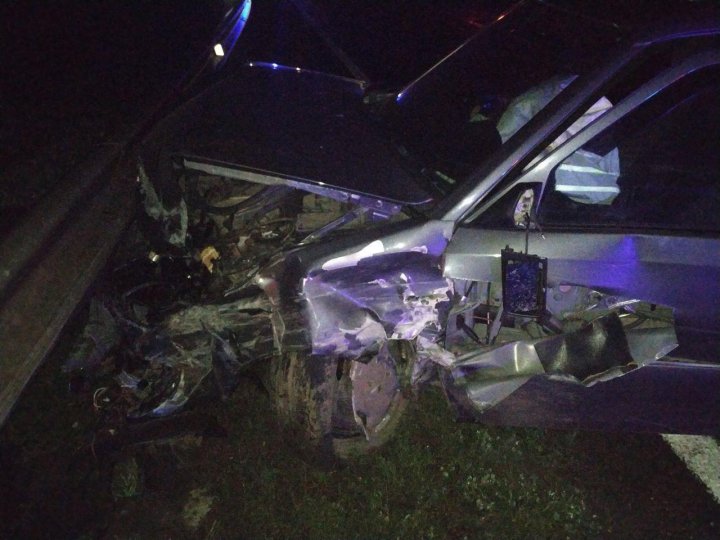 Accident violent în apropiere de Hînceşti. O persoană, transportată la spital (FOTO)