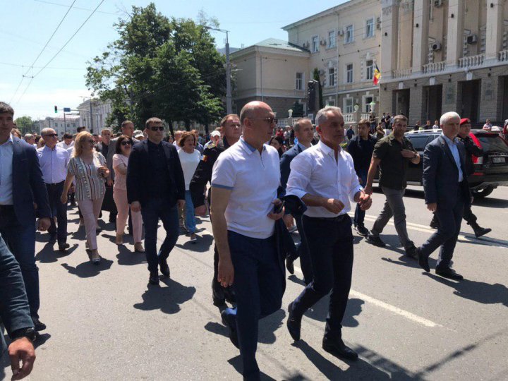 Miting în PMAN. Vlad Plahotniuc împreună cu susținătorii PDM AU IEȘIT SĂ APERE ordinea constituțională a țării (FOTO / LIVETEXT)