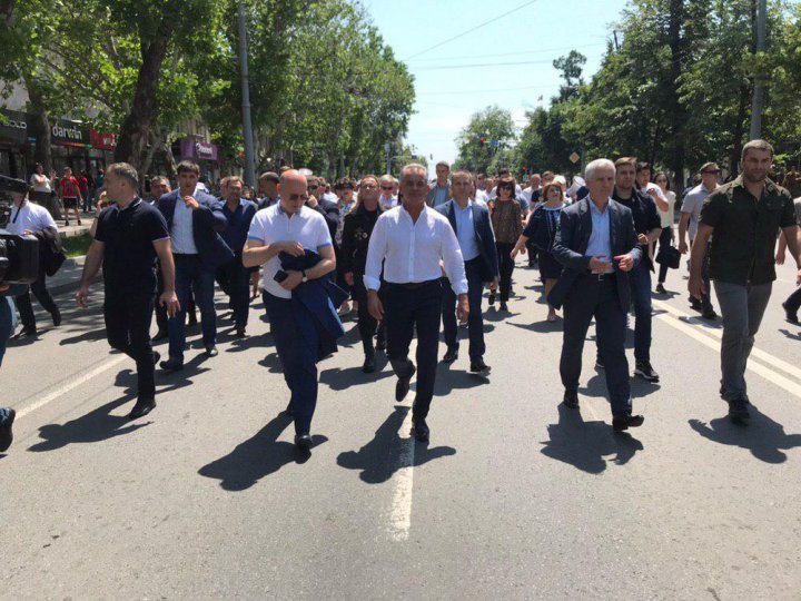 Miting în PMAN. Vlad Plahotniuc împreună cu susținătorii PDM AU IEȘIT SĂ APERE ordinea constituțională a țării (FOTO / LIVETEXT)