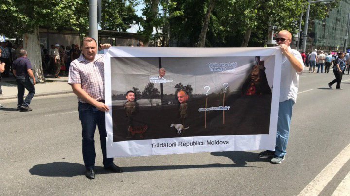 CURCANI LA PREŞEDINŢIE! Manifestanţii din PMAN au adus mai multe păsări la sediul şefului statului (VIDEO)