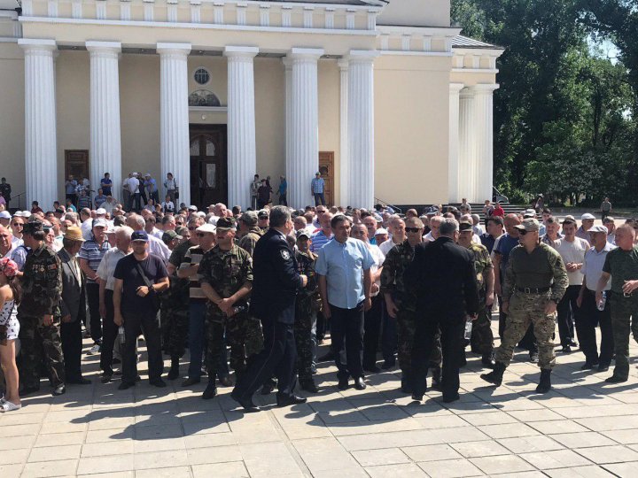 Sute de veterani au protestat în centrul Capitalei. Ei condamnă trădarea lui Igor Dodon (VIDEO/FOTO)