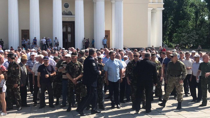 Sute de veterani au protestat în centrul Capitalei. Ei condamnă trădarea lui Igor Dodon (VIDEO/FOTO)