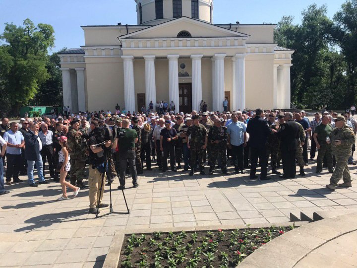 Sute de veterani au protestat în centrul Capitalei. Ei condamnă trădarea lui Igor Dodon (VIDEO/FOTO)