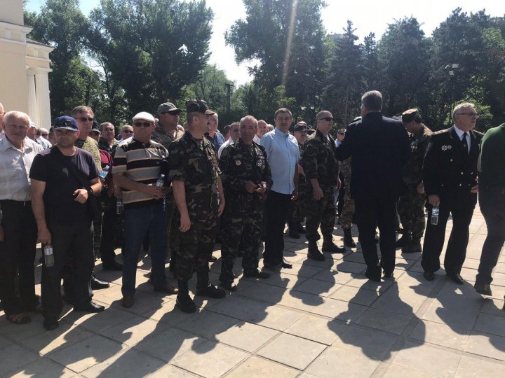 Sute de veterani au protestat în centrul Capitalei. Ei condamnă trădarea lui Igor Dodon (VIDEO/FOTO)