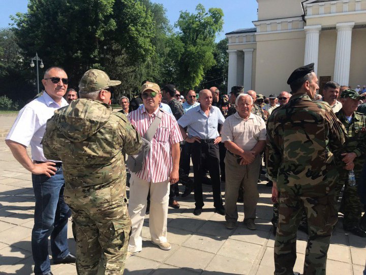 Sute de veterani au protestat în centrul Capitalei. Ei condamnă trădarea lui Igor Dodon (VIDEO/FOTO)