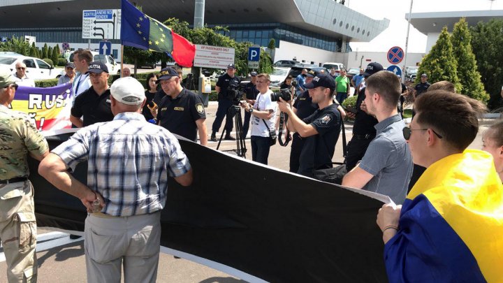 (FOTO) Protest la Aeroport, unde a aterizat avionul lui Dmitri Kozak. Manifestanţii au scandat ARMATA RUSĂ, AFARĂ!