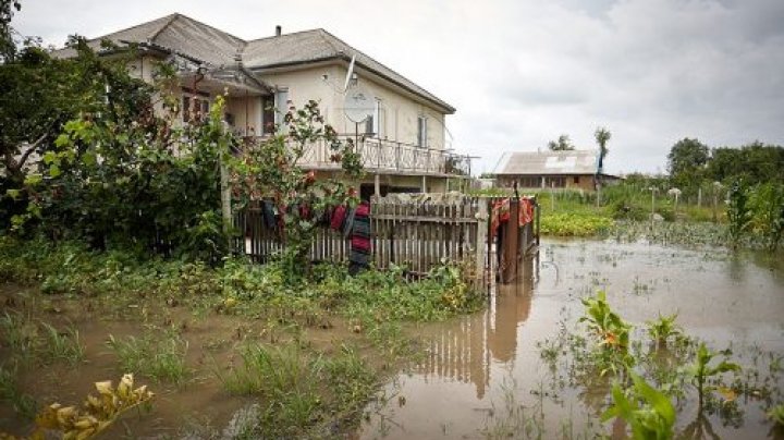 Peisaj SUMBRU în Moldova: Drumuri deteriorate, culturi agricole distruse şi maşini blocate, în urma PLOILOR