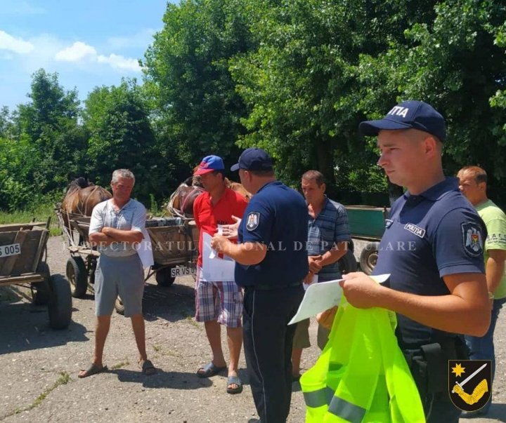 Pentru a evita accidentele, poliţiştii de patrulare au venit cu RECOMANDĂRI pentru căruţaşi (FOTO)