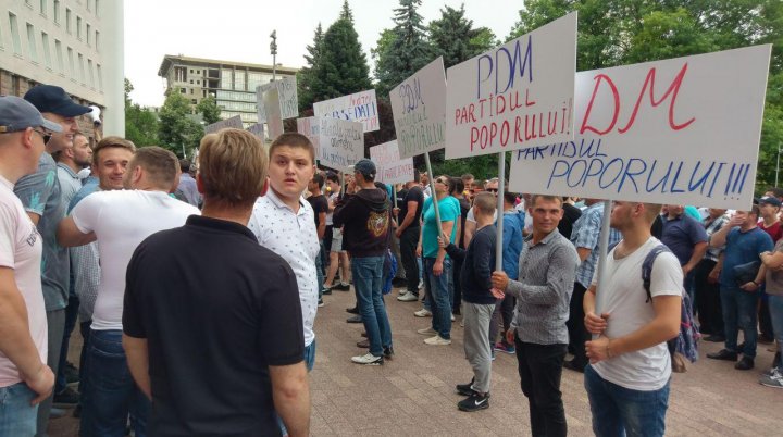 Miting la Parlament: 10.000 de oameni cer stabilitate politică, NU anticipate (FOTO)