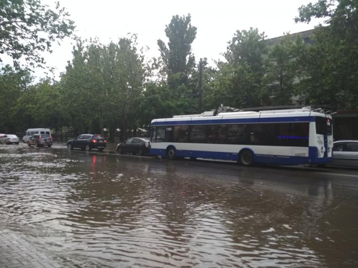 POTOP în CHIŞINĂU. Maşini sub apă şi străzi inundate (IMAGINI CARE TE LASĂ FĂRĂ CUVINTE)