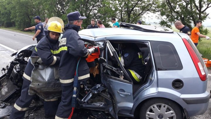 IMAGINI DRAMATICE de la accidentul din Găgăuzia, soldat cu un mort şi patru răniţi, printre care şi un copil