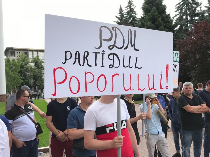 Miting la Parlament: 10.000 de oameni cer stabilitate politică, NU anticipate (FOTO)