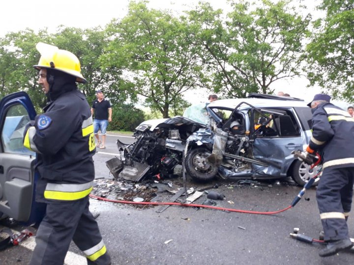 IMAGINI DRAMATICE de la accidentul din Găgăuzia, soldat cu un mort şi patru răniţi, printre care şi un copil