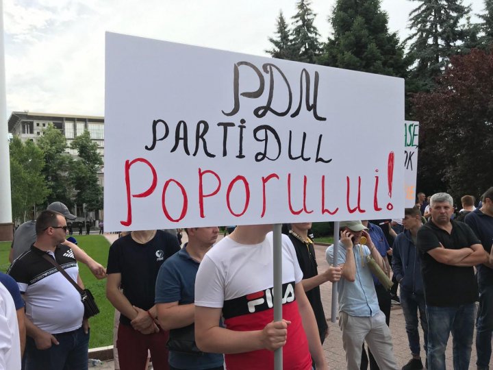 Miting la Parlament: 10.000 de oameni cer stabilitate politică, NU anticipate (FOTO)