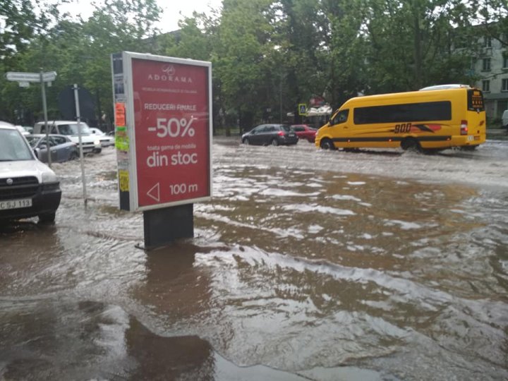 POTOP în CHIŞINĂU. Maşini sub apă şi străzi inundate (IMAGINI CARE TE LASĂ FĂRĂ CUVINTE)