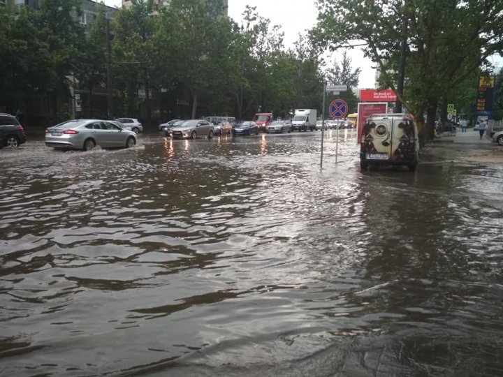 POTOP în CHIŞINĂU. Maşini sub apă şi străzi inundate (IMAGINI CARE TE LASĂ FĂRĂ CUVINTE)