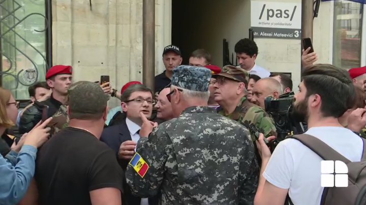 MOBILIZARE la sediul PAS. Unioniştii s-au adunat pentru a protesta faţă de decizia partidului condus de Maia Sandu (FOTO) 