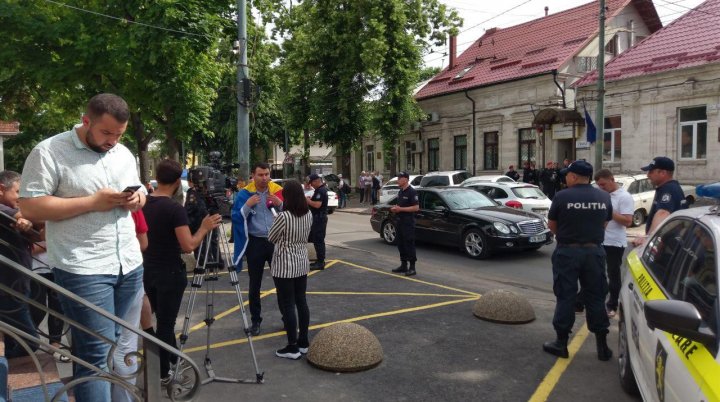 MOBILIZARE la sediul PAS. Unioniştii s-au adunat pentru a protesta faţă de decizia partidului condus de Maia Sandu (FOTO) 