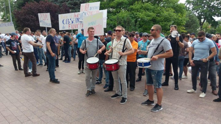 Miting la Parlament: 10.000 de oameni cer stabilitate politică, NU anticipate (FOTO)