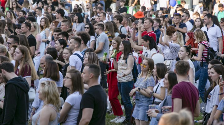 DISTRACŢIE şi RELAXARE la Summer Fest. Oamenii se delectează cu muzică bună, gustări, băuturi şi masaje gratis (FOTO)