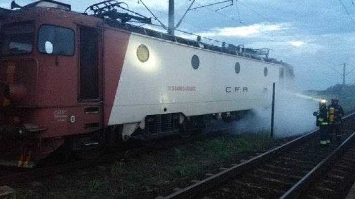 Peste 200 de călători au fost evacuaţi dintr-un tren din România din cauza unui incendiu la locomotivă