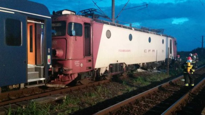 Peste 200 de călători au fost evacuaţi dintr-un tren din România din cauza unui incendiu la locomotivă