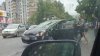 Un șofer neadecvat, pe o stradă din Capitală. Un voluntar, angajat să-l oprească, a spart cu spatele sticla geamului (VIDEO)