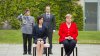 Maia Sandu s-a întâlnit cu Angela Merkel la Berlin. La intonarea imnurilor, oficialii au stat pe scaune, deşi legea spune că asistenţa trebuie să stea în picioare