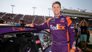 Denny Hamlin a câştigat a 22-a etapă a campionatului mondial de automobilism viteză NASCAR