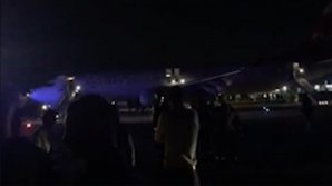 Pasagerii unui avion, evacuaţi înainte de a decola: Opt oameni, răniţi