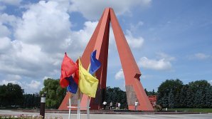 Două coroane din bronz, furate de la intrarea în Complexul Memorial "Eternitate" din Chişinău