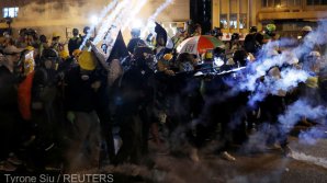 Poliţia din Hong Kong a folosit gaze lacrimogene pentru a dispersa grupuri de manifestanţi antiguvernamentali
