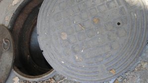 Peste 30 de grilaje şi capace de canalizare au dispărut de pe străzile din Ungheni