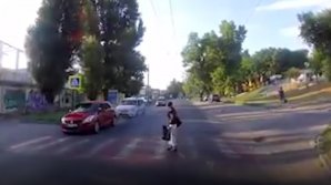 MOMENTUL TULBURĂTOR în care o femeie a fost la un pas să fie STRIVITĂ de o maşină pe o stradă din Capitală (VIDEO)