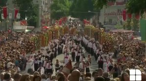 Sute de femei s-au plimbat cu tăvi pe cap în centrul oraşului Tamar din Portugalia