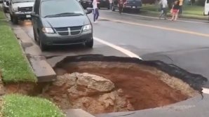 O maşină a fost înghiţită de pământ, sub ochii îngroziți ai oamenilor