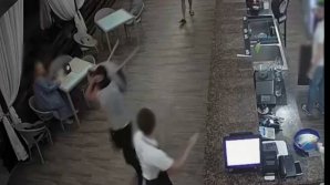 BĂTAIE CU SCAUNE într-un local din Cricova. Trei indivizi cu cagule pe cap au agresat vizitatorii și angajații (VIDEO)