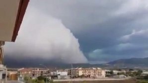 Un fenomen meteo rar, filmat în Italia. Oamenii, uluiţi. Un nor uriaş a acoperit un oraş întreg (VIDEO)