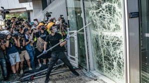 PROTEST VIOLENT ÎN HONG KONG. Sute de oameni au vandalizat Parlamentul şi au blocat mai multe străzi principale