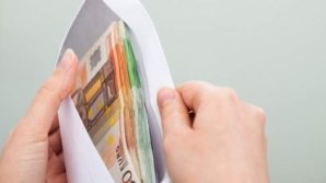 MITĂ DE PROPORŢII. Un membru al Comisiei pentru acordarea cetăţeniei, de pe lângă preşedintele Moldovei și un intermediar, reţinuţi de CNA