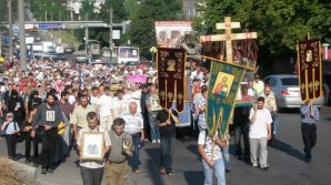 Zeci de credincioşi şi un sobor de şapte preoţi au pornit în drumul crucii
