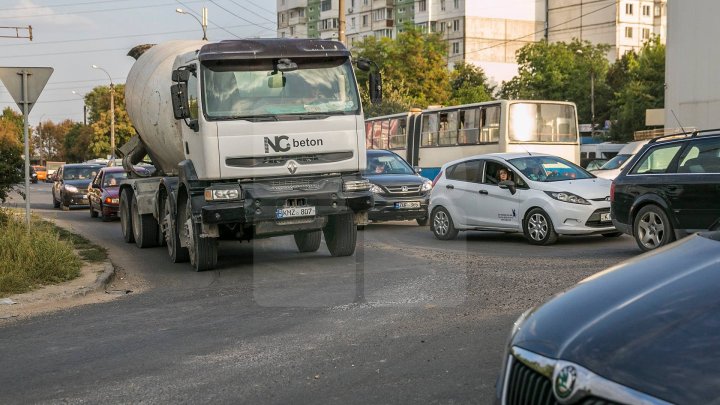 InfoTrafic: Străzile din Capitală pe care se circulă cu dificultate şi trebuie evitate