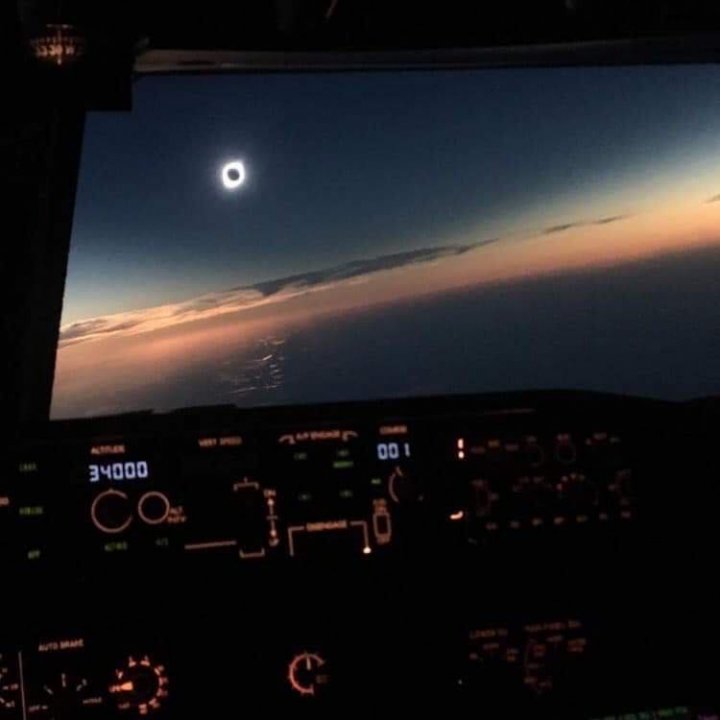 IMAGINE SPECTACULOASĂ! Cum a fost văzută eclipsă totală de soare din avion (FOTO)