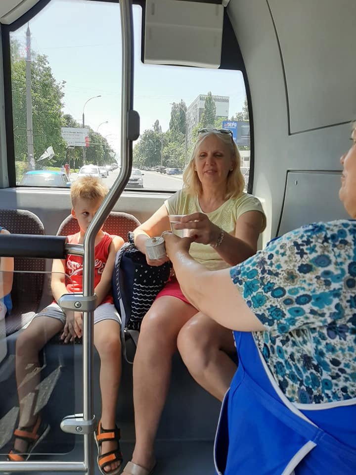 În transportul public din Capitală călătorii vor fi asiguraţi cu apă potabilă, pe timp de caniculă (FOTO)