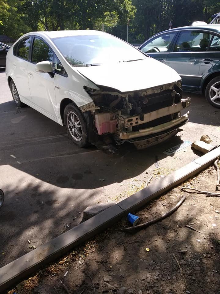 O mașină a fost vandalizată pe strada Grenoble din Capitală. Hoții au scos și volanul automobilului (FOTO)