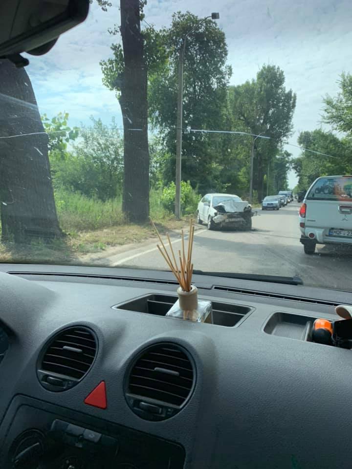 Accident pe strada Muncești din Capitală. Un camion încărcat cu nisip s-a ciocnit violent cu un autmobil (FOTO)